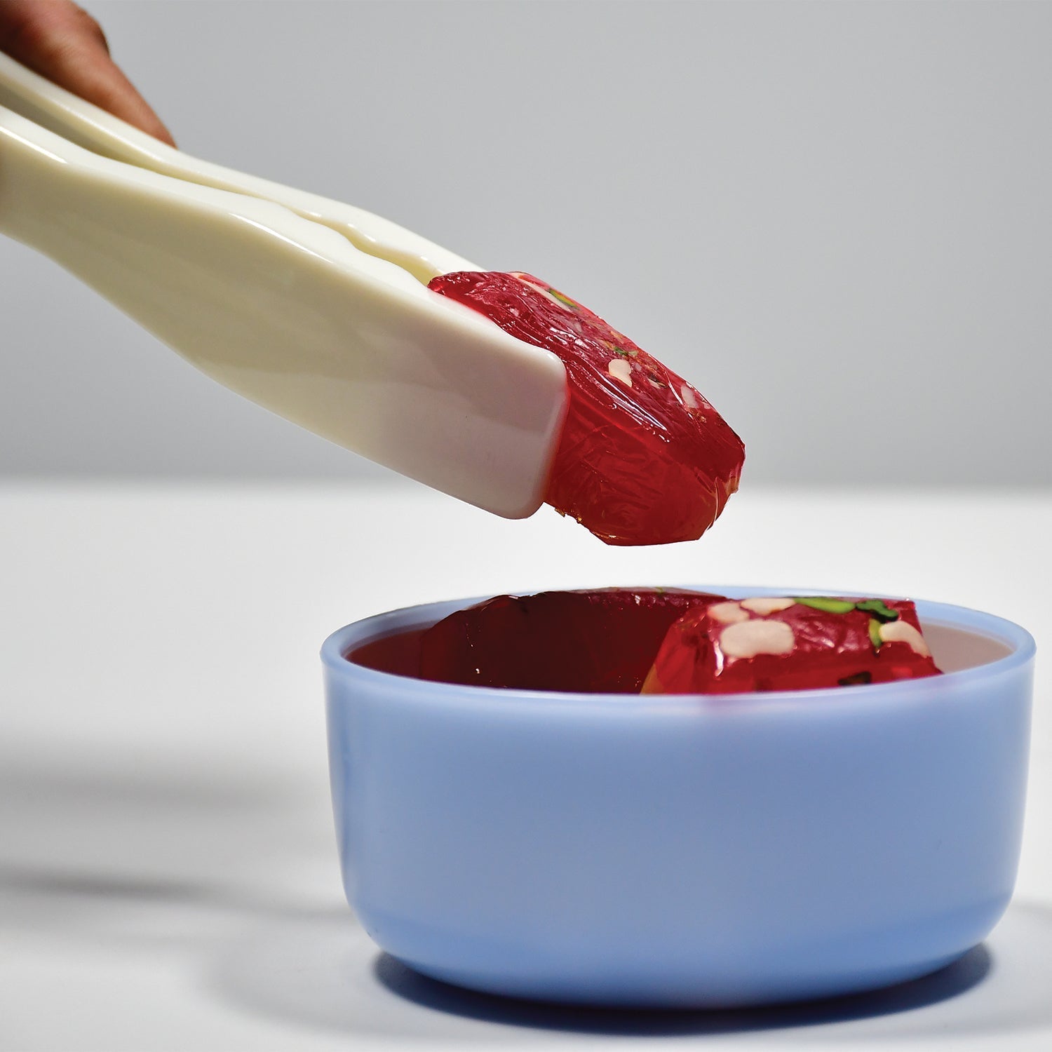Plastic bread clamp tongs for kitchen use. Plastic bread clamp tongs for kitchen use.